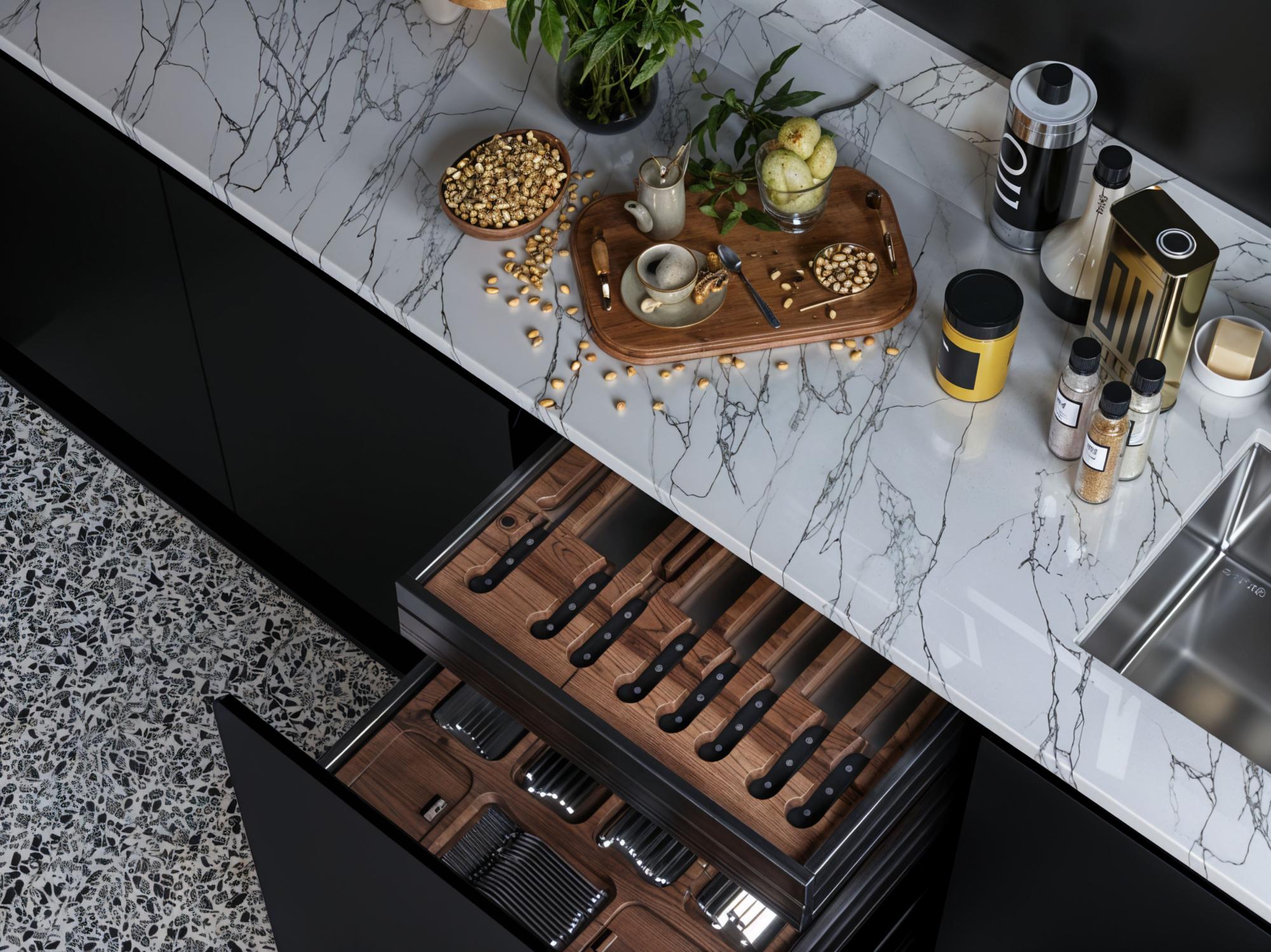Laboratorio di cucina elegante con superfici in marmo